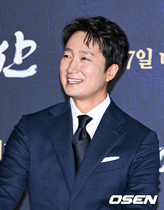 28일 오전 서울 건대입구 롯데시네마에서 영화 '한산: 용의 출현'(감독 김한민) 제작보고회가 진행됐다.  배우 박해일과 변요한, 안성기, 손현주 등이 출연하는 '한산: 용의 출현'은 명량해전 5년 전, 진군 중인 왜군을 상대로 조선을 지키기 위해 필사의 전략과 패기로 뭉친 이순신 장군과 조선 수군의 '한산해전'을 그린 전쟁 액션 대작으로 7월 27일 개봉한다.  배우 박해일이 미소 짓고 있다. 2022.06.28 / soul1014@osen.co.kr