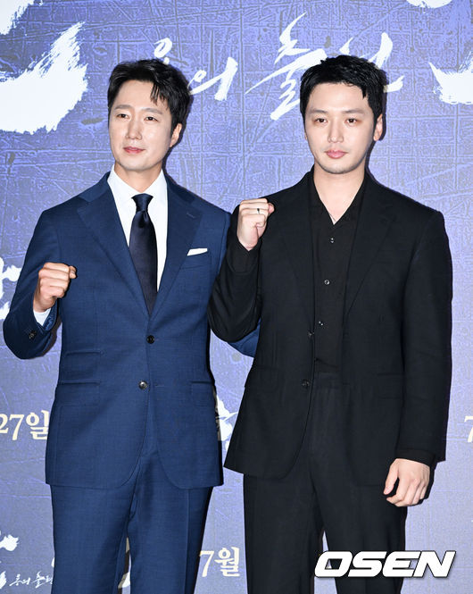 28일 오전 서울 건대입구 롯데시네마에서 영화 '한산: 용의 출현'(감독 김한민) 제작보고회가 진행됐다.  배우 박해일과 변요한, 안성기, 손현주 등이 출연하는 '한산: 용의 출현'은 명량해전 5년 전, 진군 중인 왜군을 상대로 조선을 지키기 위해 필사의 전략과 패기로 뭉친 이순신 장군과 조선 수군의 '한산해전'을 그린 전쟁 액션 대작으로 7월 27일 개봉한다.  배우 박해일과 변요한이 포즈를 취하고 있다. 2022.06.28 / soul1014@osen.co.kr