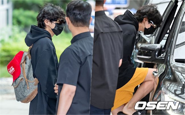 [OSEN=김포공항, 민경훈 기자] 가수 방탄소년단 (BTS) 뷔가 셀린느(CELINE) 남성 여름 2023 패션쇼 일정을 마치고 28일 오후 서울김포비즈니스항공센터(SGBAC)를 통해 프랑스 파리에서 귀국했다.방탄소년단 뷔가 출국장을 나와 차로 향하고 있다. 2022.06.28 /rumi@osen.co.kr
