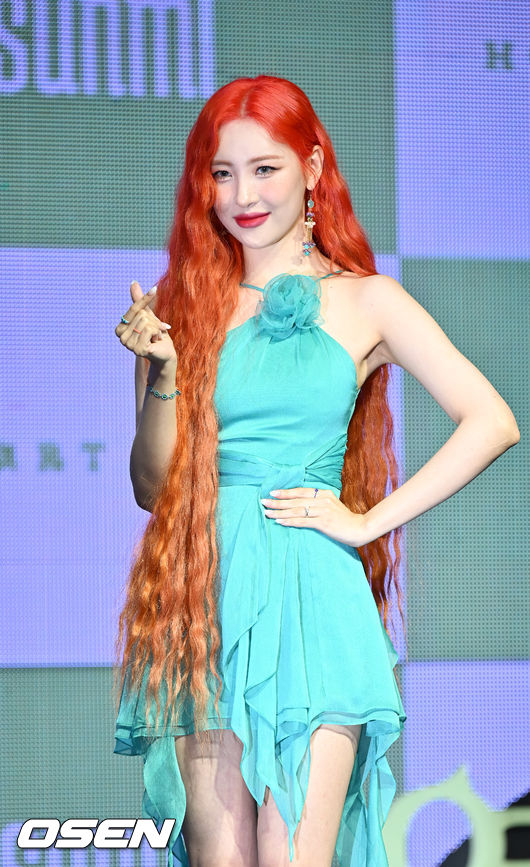 가수 선미 (SUNMI)의 일곱 번째 디지털 싱글 앨범 ‘열이올라요 (Heart Burn)’ 발매 기념 쇼케이스가 29일 오후 서울 마포구 메세나폴리스 신한pLay 스퀘어에서 열렸다.<br /><br />가수 선미가 무대 위에서 포토타임을 갖고 있다. 2022.06.29 /rumi@osen.co.kr