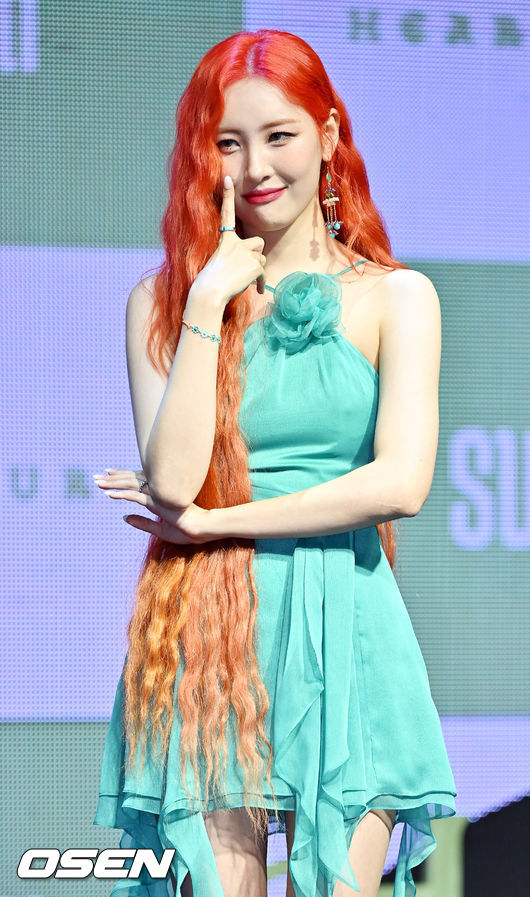 가수 선미 (SUNMI)의 일곱 번째 디지털 싱글 앨범 ‘열이올라요 (Heart Burn)’ 발매 기념 쇼케이스가 29일 오후 서울 마포구 메세나폴리스 신한pLay 스퀘어에서 열렸다.<br /><br />가수 선미가 무대 위에서 포토타임을 갖고 있다. 2022.06.29 /rumi@osen.co.kr