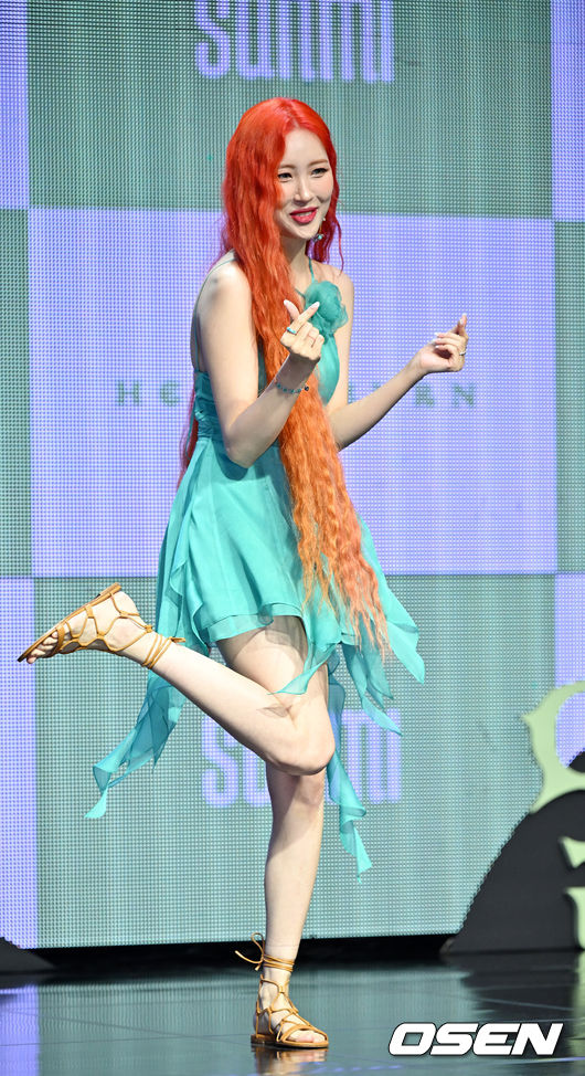 가수 선미 (SUNMI)의 일곱 번째 디지털 싱글 앨범 ‘열이올라요 (Heart Burn)’ 발매 기념 쇼케이스가 29일 오후 서울 마포구 메세나폴리스 신한pLay 스퀘어에서 열렸다.<br /><br />가수 선미가 무대 위에서 포토타임을 갖고 있다. 2022.06.29 /rumi@osen.co.kr