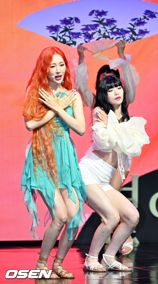 가수 선미 (SUNMI)의 일곱 번째 디지털 싱글 앨범 ‘열이올라요 (Heart Burn)’ 발매 기념 쇼케이스가 29일 오후 서울 마포구 메세나폴리스 신한pLay 스퀘어에서 열렸다.<br /><br />가수 선미가 화려한 무대를 선보이고 있다. 2022.06.29 /rumi@osen.co.kr