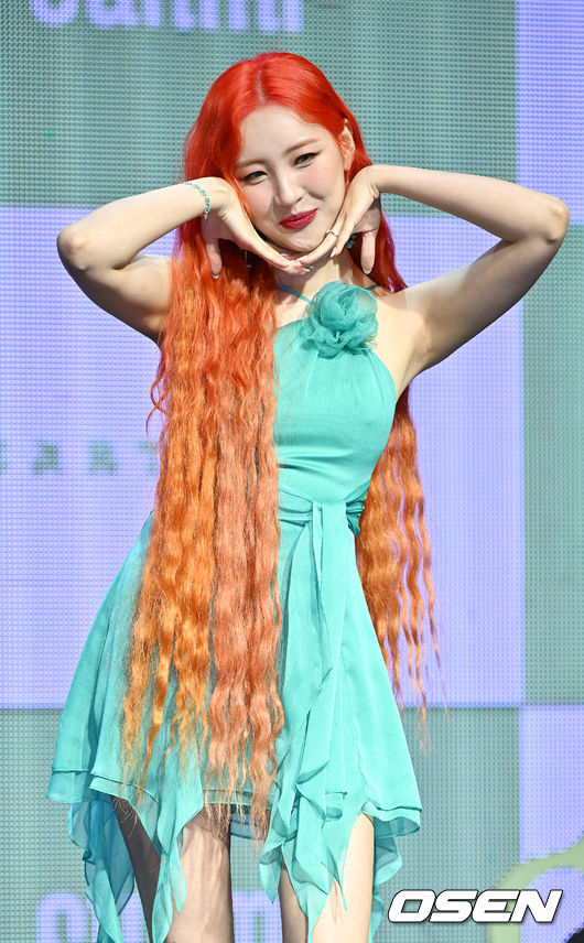 가수 선미 (SUNMI)의 일곱 번째 디지털 싱글 앨범 ‘열이올라요 (Heart Burn)’ 발매 기념 쇼케이스가 29일 오후 서울 마포구 메세나폴리스 신한pLay 스퀘어에서 열렸다.<br /><br />가수 선미가 무대 위에서 포토타임을 갖고 있다. 2022.06.29 /rumi@osen.co.kr