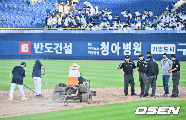 그라운드 긴급 보수공사가 경기 개시 시각인 오후6시30분에도 끝나지 않아 경기 감독관과 심판들이 경기 지연을 결정하고 있다. 2022.07.01 / foto0307@osen.co.kr