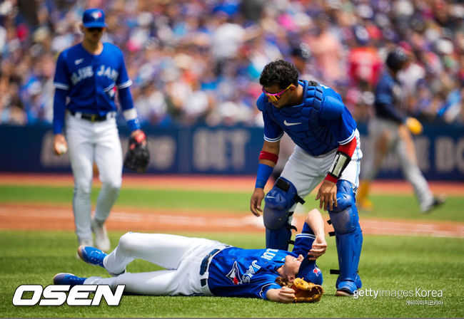 [사진] 케빈 가우스먼이 타구에 발목을 맞고 쓰러졌다. ⓒGettyimages(무단전재 및 재배포 금지)