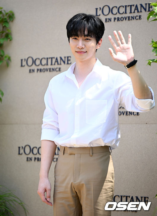 19일 오후 서울 한남동 콘트라스트에서 '록시땅 스테이 2.0 에코 뮤지엄' 오픈 기념 포토월 행사가 열렸다.<br /><br />2PM 이준호가 참석해 포토타임을 하고 있다. 2022.04.19 /jpnews@osen.co.kr