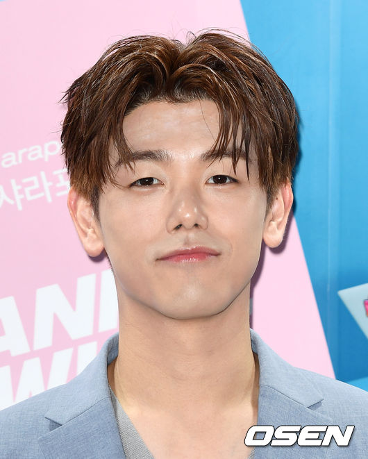 1일 오후 서울 강남구의 알베르에서 프리미엄 생수 에비앙 이벤트가 열렸다.행사에 참석한 가수 에릭남이 포토타임을 갖고 있다. /sunday@osen.co.kr