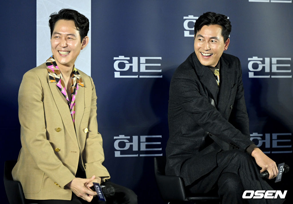 5일 오전 서울 메가박스 성수에서 영화 ‘헌트’ (감독 이정재) 제작보고회가 열렸다.  영화 ‘헌트’는 조직 내 숨어든 스파이를 색출하기 위해 서로를 의심하는 안기부 요원 박평호(이정재 분)와 김정도(정우성 분)가 대한민국 1호 암살 작전이라는 거대한 사건과 직면하며 펼쳐지는 첩보 액션 드라마다. 오는 8월 10일 개봉 예정.  감독 겸 배우 이정재(왼쪽)와 정우성이 사회자의 답변에 미소짓고 있다. 2022.07.05 / dreamer@osen.co.kr