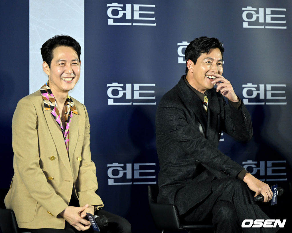 5일 오전 서울 메가박스 성수에서 영화 ‘헌트’ (감독 이정재) 제작보고회가 열렸다.  영화 ‘헌트’는 조직 내 숨어든 스파이를 색출하기 위해 서로를 의심하는 안기부 요원 박평호(이정재 분)와 김정도(정우성 분)가 대한민국 1호 암살 작전이라는 거대한 사건과 직면하며 펼쳐지는 첩보 액션 드라마다. 오는 8월 10일 개봉 예정.  감독 겸 배우 이정재(왼쪽)와 정우성이 사회자의 답변에 미소짓고 있다. 2022.07.05 / dreamer@osen.co.kr