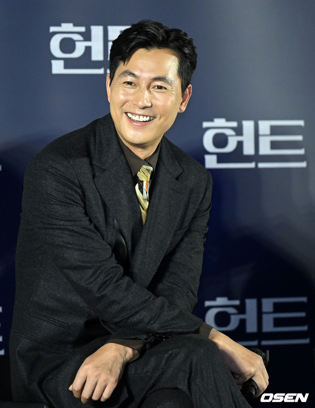 5일 오전 서울 메가박스 성수에서 영화 ‘헌트’ (감독 이정재) 제작보고회가 열렸다.  영화 ‘헌트’는 조직 내 숨어든 스파이를 색출하기 위해 서로를 의심하는 안기부 요원 박평호(이정재 분)와 김정도(정우성 분)가 대한민국 1호 암살 작전이라는 거대한 사건과 직면하며 펼쳐지는 첩보 액션 드라마다. 오는 8월 10일 개봉 예정.  배우 정우성이 사회자의 질문에 답하며 미소짓고 있다. 2022.07.05 / dreamer@osen.co.kr