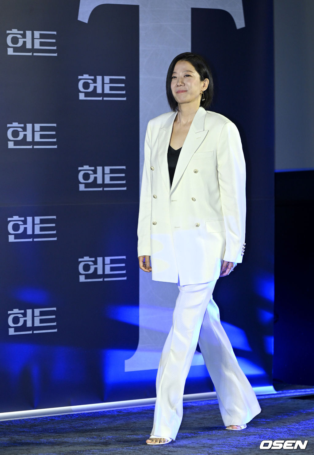 5일 오전 서울 메가박스 성수에서 영화 ‘헌트’ (감독 이정재) 제작보고회가 열렸다.  영화 ‘헌트’는 조직 내 숨어든 스파이를 색출하기 위해 서로를 의심하는 안기부 요원 박평호(이정재 분)와 김정도(정우성 분)가 대한민국 1호 암살 작전이라는 거대한 사건과 직면하며 펼쳐지는 첩보 액션 드라마다. 오는 8월 10일 개봉 예정.  배우 전혜진이 무대에 오르고 있다. 2022.07.05 / dreamer@osen.co.kr