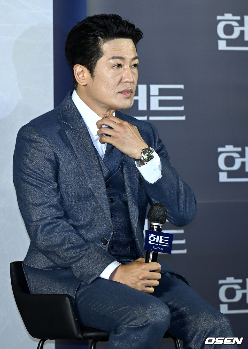 5일 오전 서울 메가박스 성수에서 영화 ‘헌트’ (감독 이정재) 제작보고회가 열렸다.  영화 ‘헌트’는 조직 내 숨어든 스파이를 색출하기 위해 서로를 의심하는 안기부 요원 박평호(이정재 분)와 김정도(정우성 분)가 대한민국 1호 암살 작전이라는 거대한 사건과 직면하며 펼쳐지는 첩보 액션 드라마다. 오는 8월 10일 개봉 예정.  배우 허성태가 인사말을 준비하고 있다. 2022.07.05 / dreamer@osen.co.kr