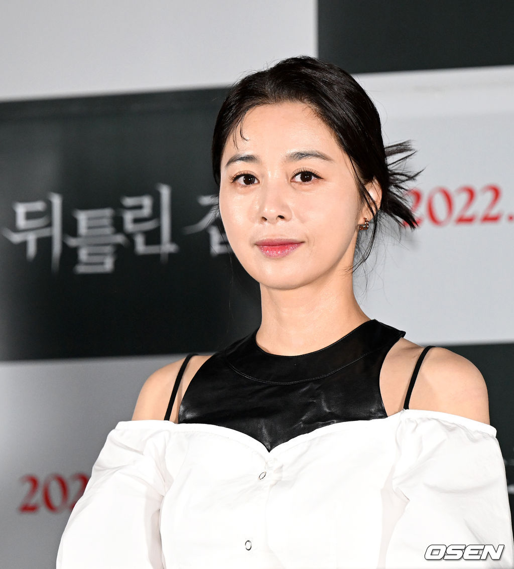 5일 오후 서울 용산 CGV에서 영화 ‘뒤틀린 집’ (감독 강동헌) 언론시사회가 열렸다.  영화 ‘뒤틀린 집’은 전건우 작가의 동명소설을 원작으로 하는 미스터리 하우스 호러다.  배우 서영희가 인사말을 준비하며 미소짓고 있다. 2022.07.05 / dreamer@osen.co.kr