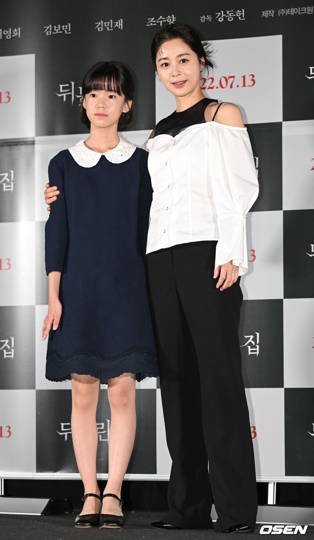 5일 오후 서울 용산 CGV에서 영화 ‘뒤틀린 집’ (감독 강동헌) 언론시사회가 열렸다.  영화 ‘뒤틀린 집’은 전건우 작가의 동명소설을 원작으로 하는 미스터리 하우스 호러다.  배우 김보민(왼쪽)과 서영희가 포토타임을 하고 있다. 2022.07.05 / dreamer@osen.co.kr