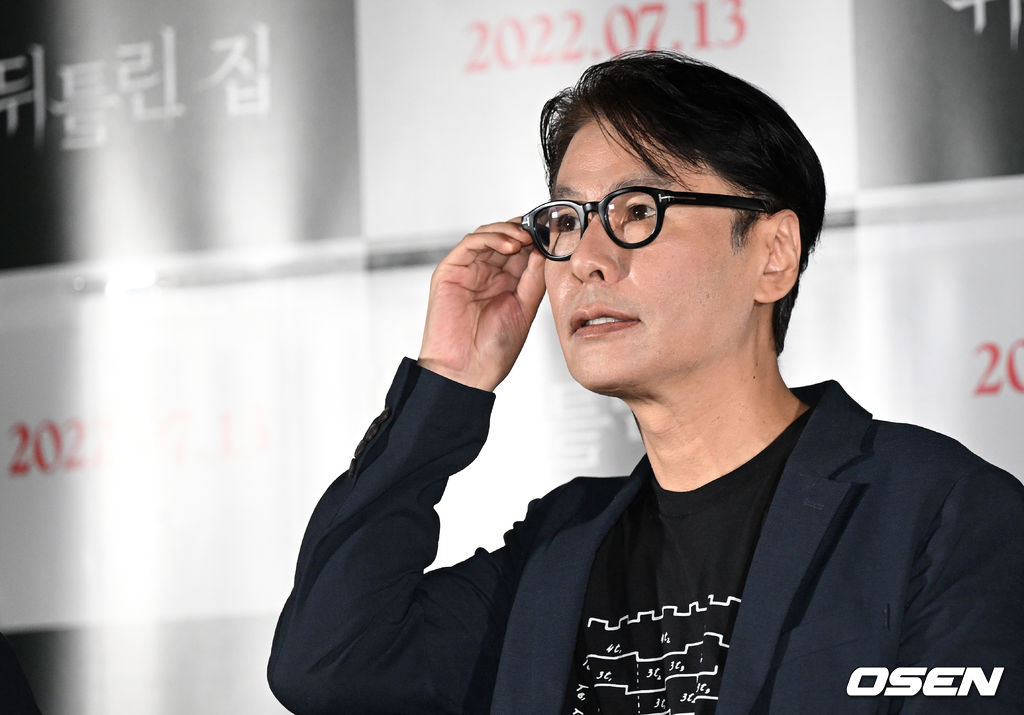 5일 오후 서울 용산 CGV에서 영화 ‘뒤틀린 집’ (감독 강동헌) 언론시사회가 열렸다.  영화 ‘뒤틀린 집’은 전건우 작가의 동명소설을 원작으로 하는 미스터리 하우스 호러다.  음악감독을 맡은 가수 윤상이 취재진의 질문을 듣고 있다. 2022.07.05 / dreamer@osen.co.kr
