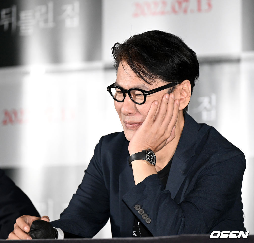 5일 오후 서울 용산 CGV에서 영화 ‘뒤틀린 집’ (감독 강동헌) 언론시사회가 열렸다. 영화 ‘뒤틀린 집’은 전건우 작가의 동명소설을 원작으로 하는 미스터리 하우스 호러다. 음악감독을 맡은 가수 윤상이 취재진의 질문을 듣고 있다. 2022.07.05 / dreamer@osen.co.kr