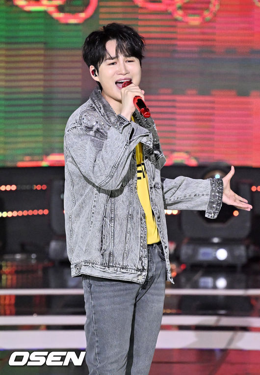 가수 김희재가 화려한 무대를 선보이고 있다. 2022.06.28 /rumi@osen.co.kr