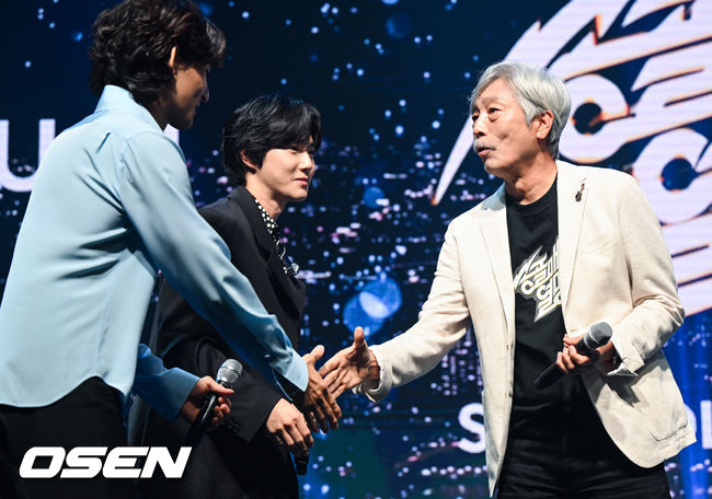 송골매 배철수가 잔나비 최정훈과 엑소 수호와 악수를 나누고 있다. 2022.07.06 / soul1014@osen.co.kr