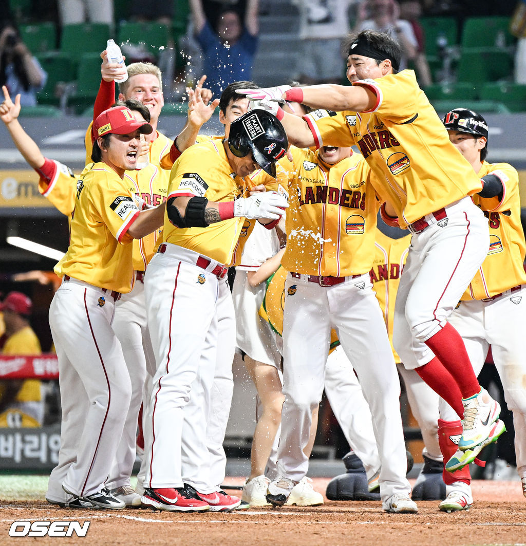 9회말 2사 SSG 추신수가 끝내기 솔로홈런을 날리고 동료들에게 축하 물세례를 받고 있다.  2022.07.05 / soul1014@osen.co.kr