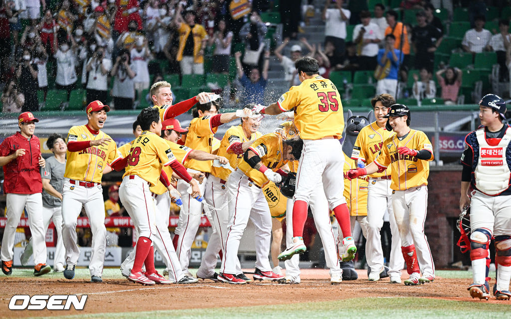 9회말 2사 SSG 추신수가 끝내기 솔로홈런을 날리고 동료들에게 축하 물세례를 받고 있다.  2022.07.05 / soul1014@osen.co.kr