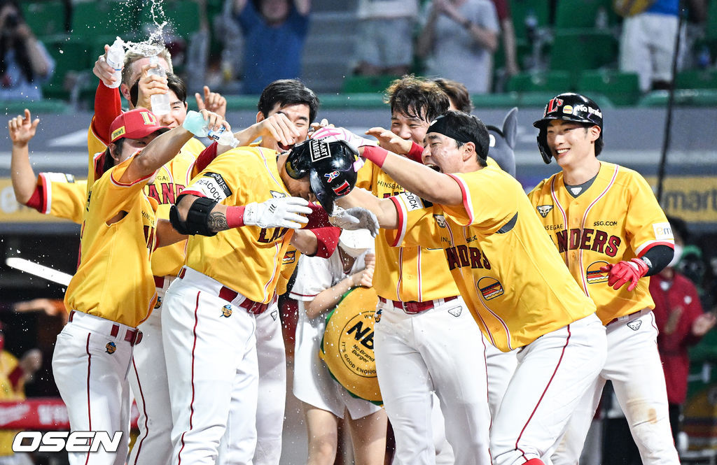 9회말 끝내기 홈런을 날린 SSG 추신수가 동료들의 축하를 받고 있다.  2022.07.05 / soul1014@osen.co.kr