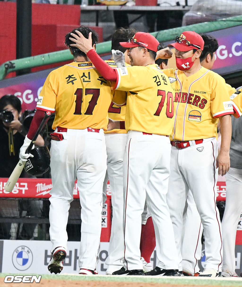 경기종료 SSG 김원형 감독이 끝내기 홈런을 날린 추신수와 하이파이브를 하고 있다.  2022.07.05 / soul1014@osen.co.kr