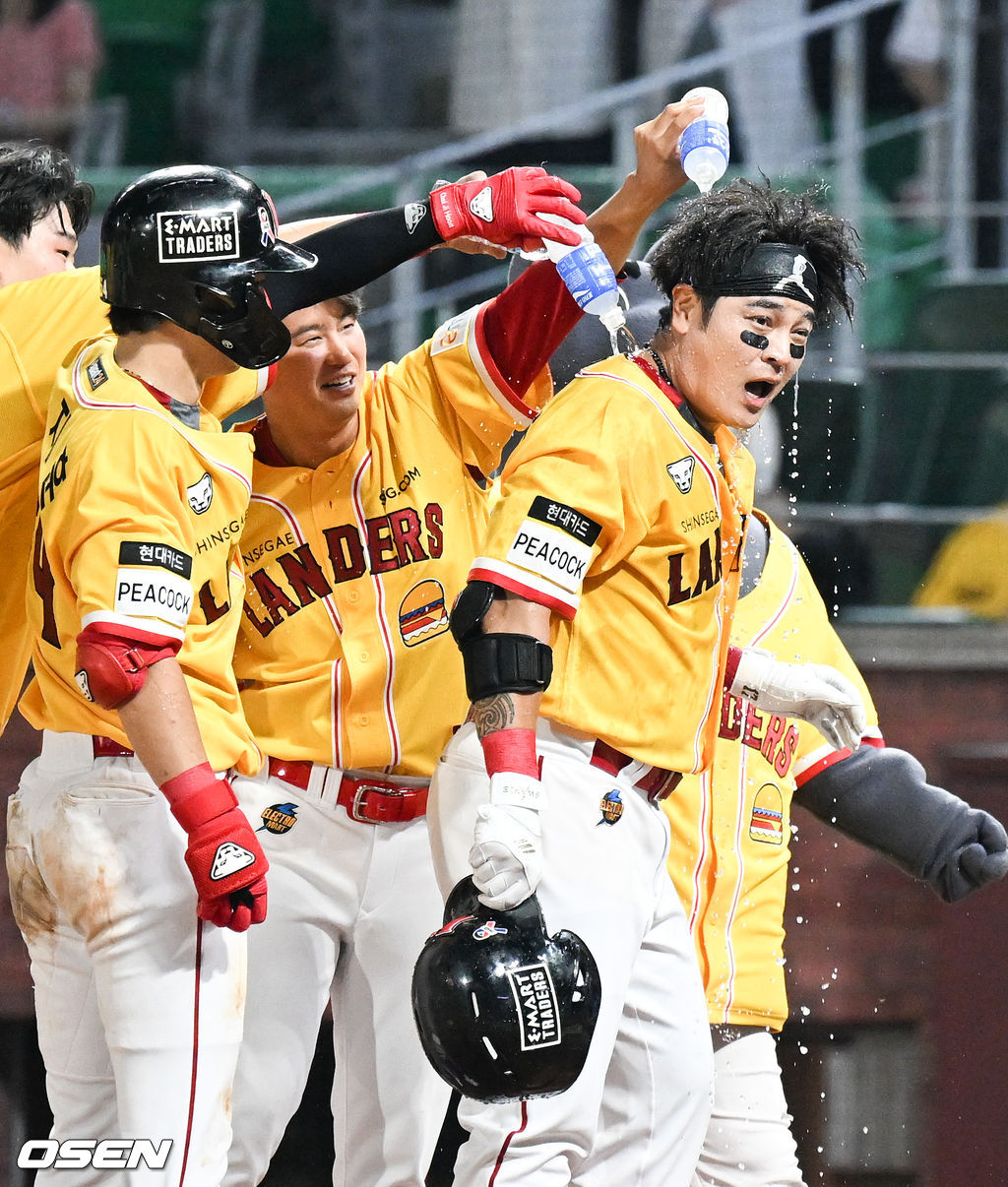 경기종료 후 끝내기 홈런을 날린 추신수가 동료들에게 축하 물세례를 받고 있다.   2022.07.05 / soul1014@osen.co.kr