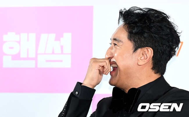 6일 오후 서울 자양동 롯데시네마 건대입구에서 영화 ‘핸썸’ (감독 김동욱) 언론시사회가 열렸다.  배우 신현준이 취재진의 질문에 답하며 미소짓고 있다. 2022.07.06 / dreamer@osen.co.kr