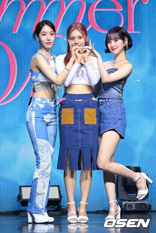 6일 오전 서울 광진구 예스24라이브홀에서 그룹 VIVIZ(비비지·은하, 신비, 엄지) 두 번째 미니앨범 ‘Summer Vibe(서머 바이브)’를 발매기념 쇼케이스가 열렸다.그룹 비비지가 포토타임을 가지고 있다. 2022.07.06 /sunday@osen.co.kr