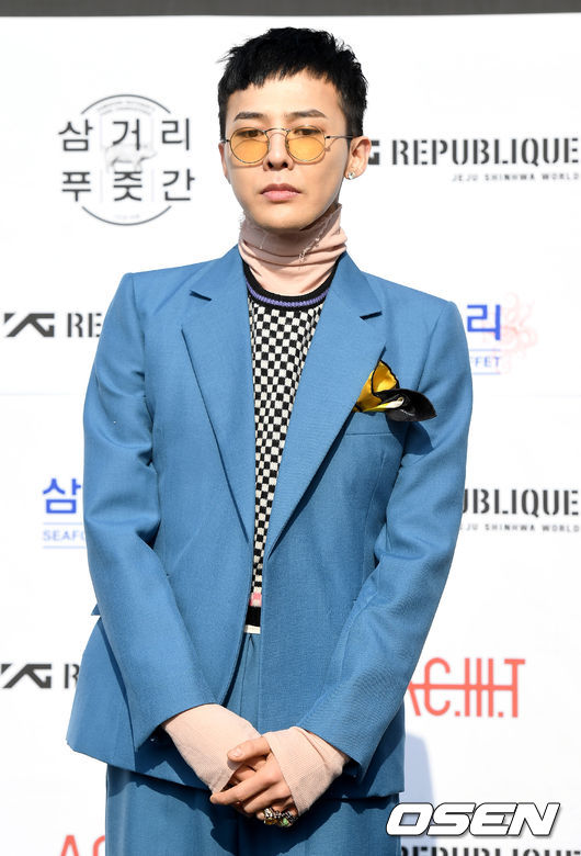 가수 지드래곤이 24일 오후 제주신화월드에서 열린 YG푸드, 복합외식문화공간 'YG리퍼블릭' 제주신화월드점 그랜드 오픈 기념 행사 참석해 포토타임을 갖고 있다. / youngrae@osen.co.kr