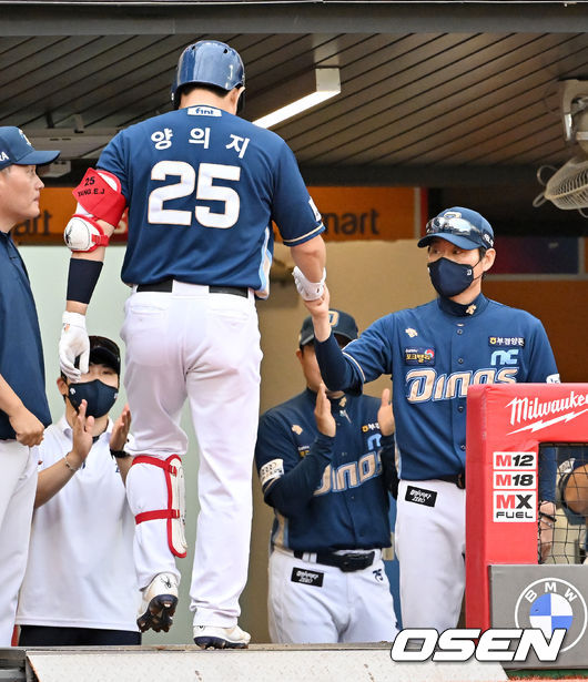 6회초 NC 선두타자로 나온 양의지가 좌월 재역전 솔로 홈런을 날린 후 덕아웃에서 강인권 감독 대행과 하이파이브를 하고 있다. 2022.06.26 / rumi@osen.co.kr