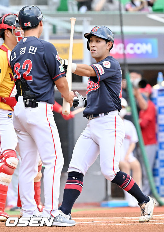 1회초 롯데 선두타자 황성빈이 초구를 그대로 넘겨 선취 우월 솔로홈런을 날린 후 홈을 밟고 있다. 2022.07.06 / rumi@osen.co.kr