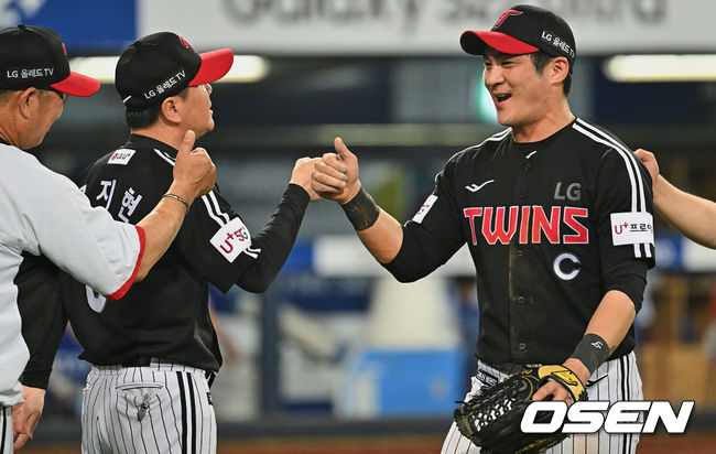 LG 트윈스 류지현 감독이 삼성 라이온즈 10-9로 역전승하고 오지환과 기쁨을 나누고 있다. 2022.07.06 / foto0307@osen.co.kr