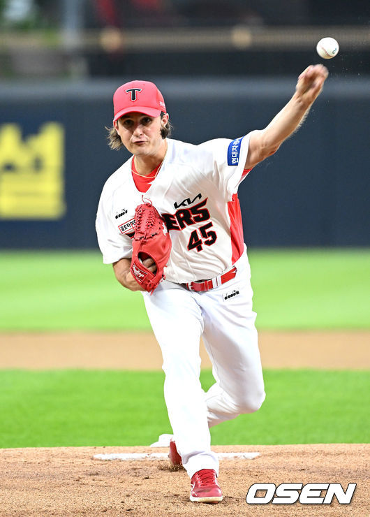 7일 오후 광주-기아챔피언스필드에서 '2022 신한은행 SOL KBO 리그' KIA 타이거즈와 KT 위즈의 경기가 열렸다.1회초 무사에서 KIA 선발투수 파노니가 역투하고 있다. 2022.07.07 /sunday@osen.co.kr