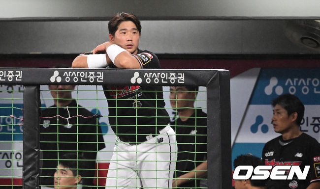 7일 오후 광주-기아챔피언스필드에서 '2022 신한은행 SOL KBO 리그' KIA 타이거즈와 KT 위즈의 경기가 열렸다. 2회말 우천으로 경기가 중단된 가운데 시즌 첫 홈런을 기록한 KT 박경수가 그라운드를 바라보고 있다. 2022.07.07 /sunday@osen.co.kr