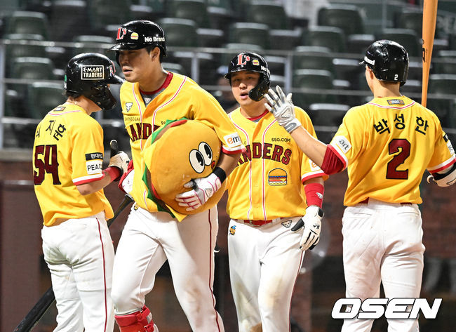 6회말 2사 1, 2루 상황 SSG 한유섬이 달아나는 중월 스리런포를 날리고 홈을 밟은 뒤 선행주자들과 하이파이브를 나누고 있다. 2022.07.07 / dreamer@osen.co.kr