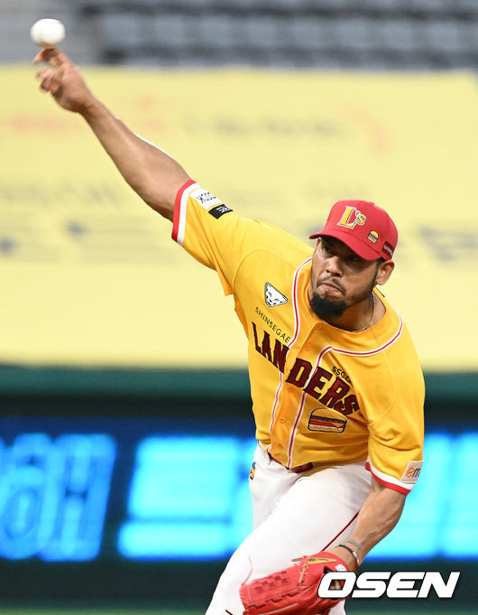 1회초 SSG 선발 폰트가 힘차게 공을 뿌리고 있다. 2022.07.07 / dreamer@osen.co.kr