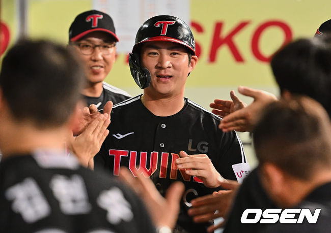 LG 트윈스 오지환이 4회초 문보경의 1타점 적시타 때 득점을 올리고 하이파이브를 하고 있다. 2022.07.07 / foto0307@osen.co.kr