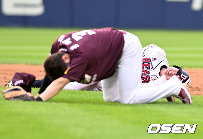 2회말 2사 1,2루에서 두산 정수빈이 양찬열의 2루땅볼에 키움 김혜성과 충돌하고 있다. 정수빈은 내려오는 과정에서 부상을 입고 구급차로 이송됐다. 2022.07.07 /jpnews@osen.co.kr