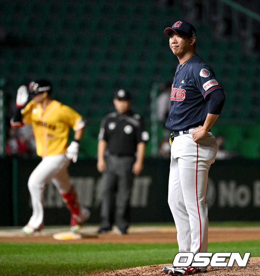 6회말 2사 1, 2루 상황 SSG 한유섬에게 스리런포를 내준 롯데 투수 김유영이 아쉬워하고 있다. 2022.07.07 / dreamer@osen.co.kr