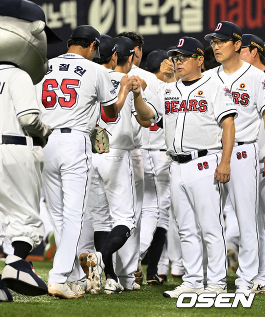 경기를 마치고 두산 김태형 감독이 정철원과 승리를 기뻐하고 있다. 2022.07.07 /jpnews@osen.co.kr