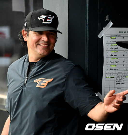 한화 수베로 감독이 득점에 미소짓고 있다. 2022.06.22 /jpnews@osen.co.kr