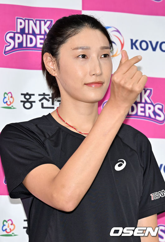 흥국생명으로 돌아온 김연경이 기자회견 전 포토타임을 갖고 있다. 2022.07.08 /rumi@osen.co.kr