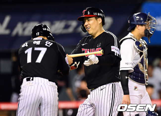  8일 오후 서울 송파구 잠실야구장에서 '2022 신한은행 SOL KBO 리그' 두산 베어스와 LG 트윈스의 경기가 열렸다.7회초 2사 1,2루 LG 김현수가 우월 스리런 홈런을 날린 뒤 박해민의 환영을 받고 있다. 김현수는 3회에도 스리런 홈런을 날렸다. 2022.07.08 /cej@osen.co.kr