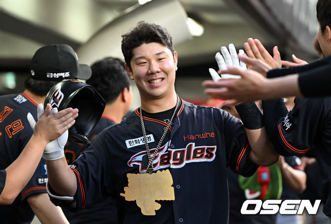 8일 오후 광주-기아챔피언스필드에서 '2022 신한은행 SOL KBO 리그' KIA 타이거즈와 한화 이글스의 경기가 열렸다. 4회초 1사 1,2루에서 한화 김인환이 중월 스리런 홈런을 치고 더그아웃에서 동료들의 축하를 받고 있다. 2022.07.08 /sunday@osen.co.kr 