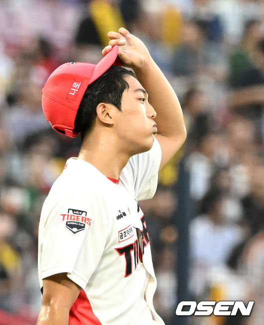 8일 오후 광주-기아챔피언스필드에서 '2022 신한은행 SOL KBO 리그' KIA 타이거즈와 한화 이글스의 경기가 열렸다.4회초 1사 1,2루에서 KIA 이의리가 한화 김인환에게 중월 스리런 홈런을 허용하고 아쉬워하고 있다. 2022.07.08 /sunday@osen.co.kr