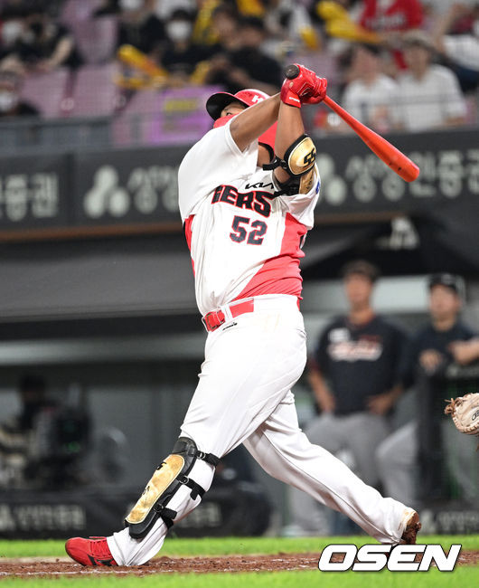 8일 오후 광주-기아챔피언스필드에서 '2022 신한은행 SOL KBO 리그' KIA 타이거즈와 한화 이글스의 경기가 열렸다.7회말 무사 만루에서 KIA 황대인이 우중간 적시타를 치고 있다. 2022.07.08 /sunday@osen.co.kr