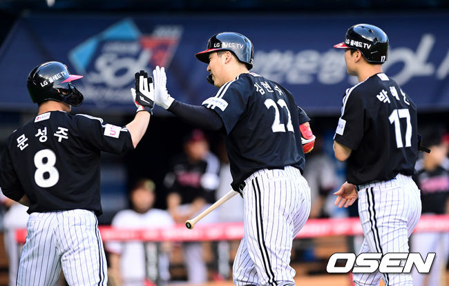  8일 오후 서울 송파구 잠실야구장에서 '2022 신한은행 SOL KBO 리그' 두산 베어스와 LG 트윈스의 경기가 열렸다.3회초 2사 1,2루 LG 김현수가 역전 우중월 스리런 홈런을 날린 뒤 문성주, 박해민의 환영을 받고 있다. 2022.07.08 /cej@osen.co.kr