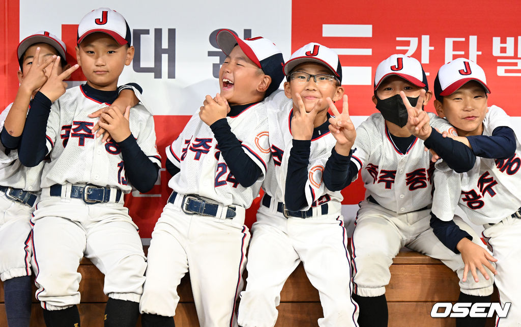 경기에 앞서 야구용품 전달식을 위해 방문한 공주 중동초등학교 야구부 학생들이 더그아웃에 앉아 즐거운 시간을 보내고 있다. 2022.07.08 /jpnews@osen.co.kr